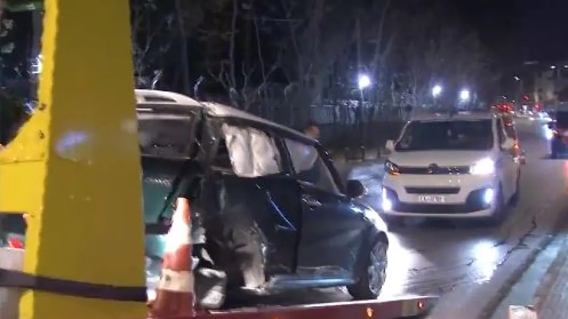 Αυτοκίνητο έκανε τετακέ στο δρόμο και έπεσε σε κολόνα