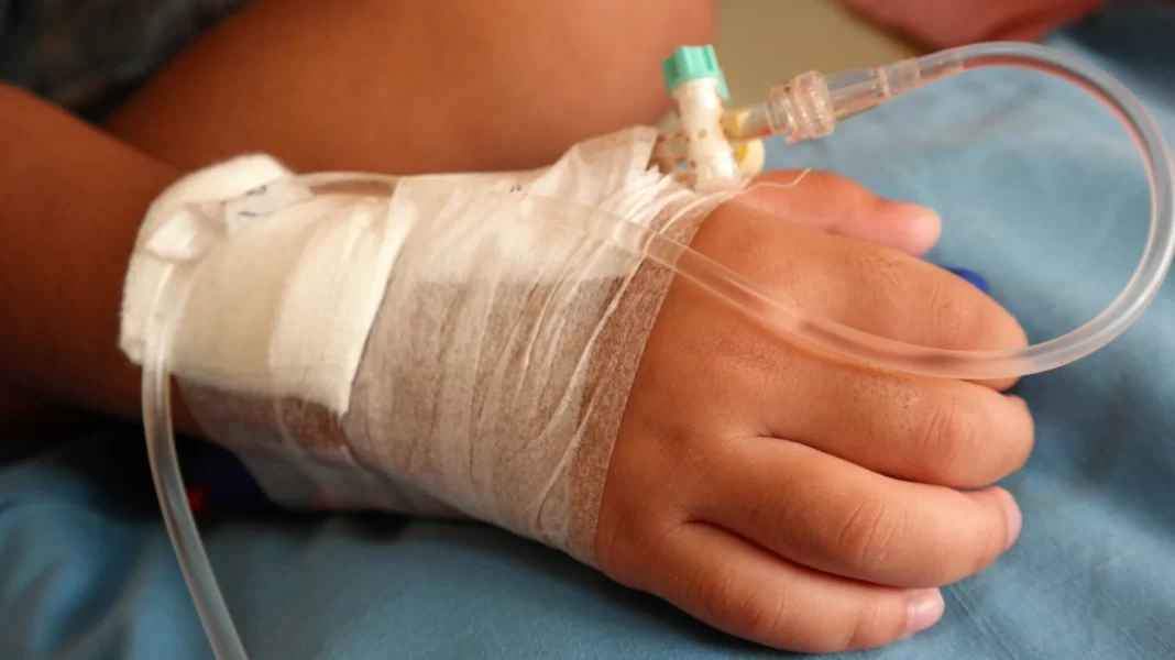 Συγκλονίζουν τα αδέρφια του 4χρονου Ραφαήλ για τους ξυλοδαρμούς από τον πατριό τους – «Τον έσκασε κάτω και με χτύπησε με σίδερο»