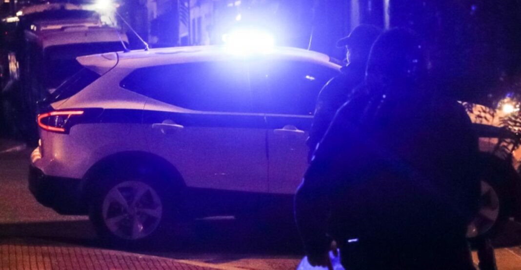 Δύο συλλήψεις για οπλοφορία στο νυχτερινό κέντρο που πέθανε ο 18χρονος στον Πειραιά - Το ένα όπλο είχε κλαπεί από αστυνομικό