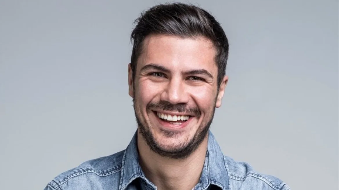 Άκης Πετρετζίκης: Μαθαίνει στον γιο του να ανοίγει φύλο