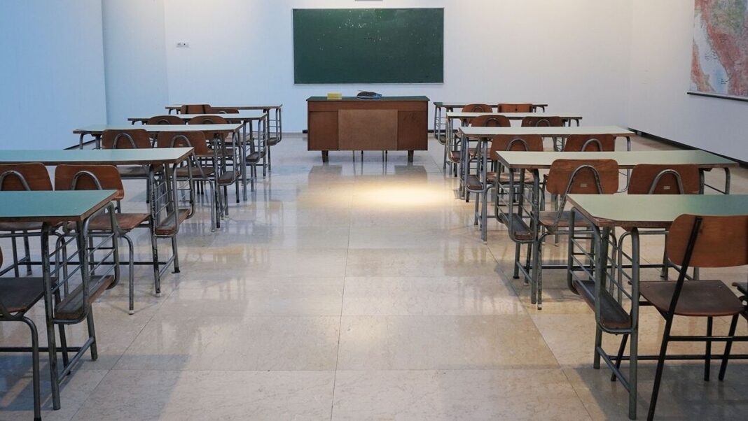 Επιστρέφει η… ποδιά στα γαλλικά σχολεία – Τι μέτρα εξετάζει ο Μακρόν για την εκπαίδευση