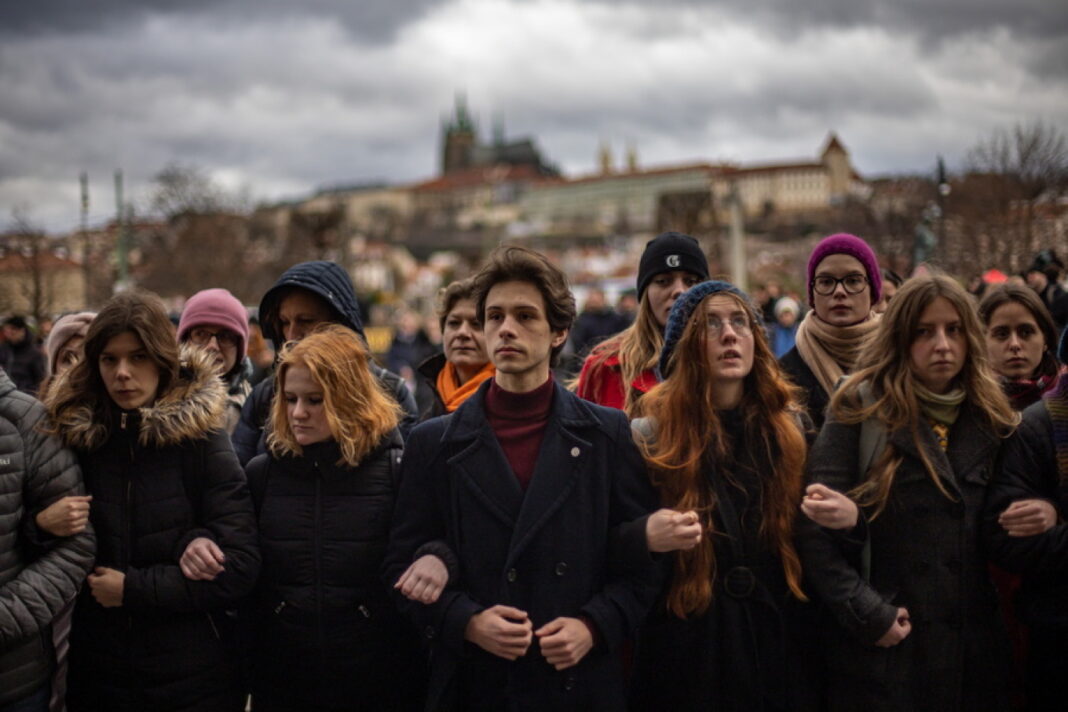 Μακελειό στην Πράγα: Φοιτητές και καθηγητές σχημάτισαν ανθρώπινη αλυσίδα στη μνήμη των θυμάτων της επίθεσης