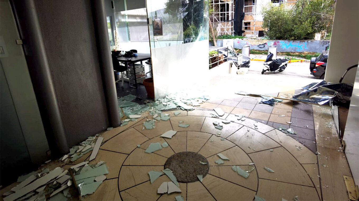 Κεραυνός χτύπησε υποσταθμό του ΔΕΔΔΗΕ στο Ψυχικό - Ζημιές σε καταστήματα εμπορικού κέντρου