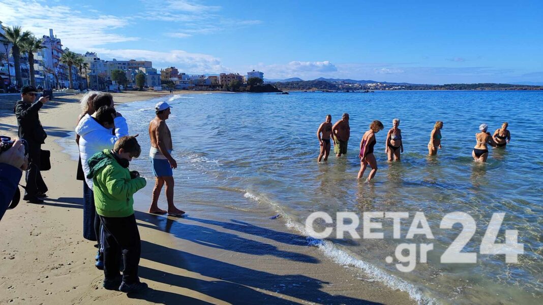 Έκοψαν την πίτα τους οι χειμερινοί κολυμβητές στη Νέα Χώρα