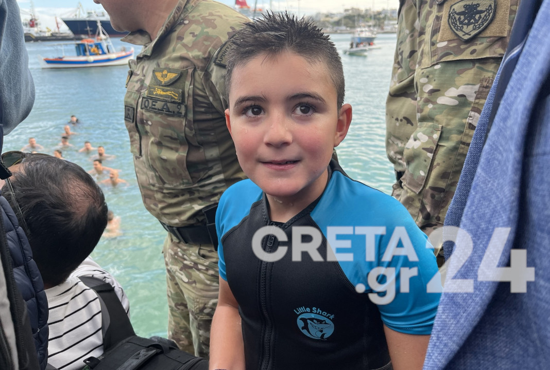 Θεοφάνια στο Ηράκλειο: 50 κολυμβητές έπεσαν στα νερά – O μικρός Ευτύχης έπιασε το σταυρό