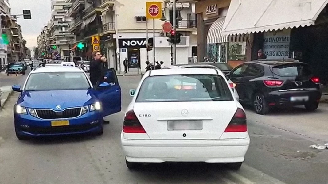 Viral ο οδηγός που πάρκαρε το αυτοκίνητό του στη… μέση του δρόμου