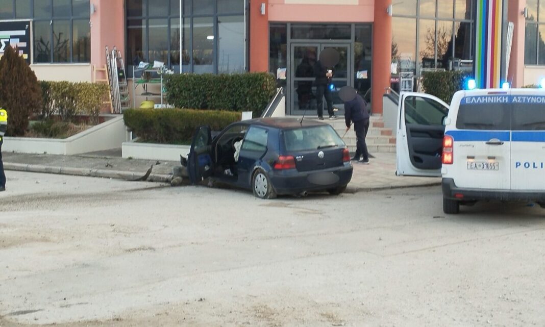 Αυτοκίνητο «καρφώθηκε» σε πεζοδρόμιο – Στο νοσοκομείο ο 36χρονος οδηγός