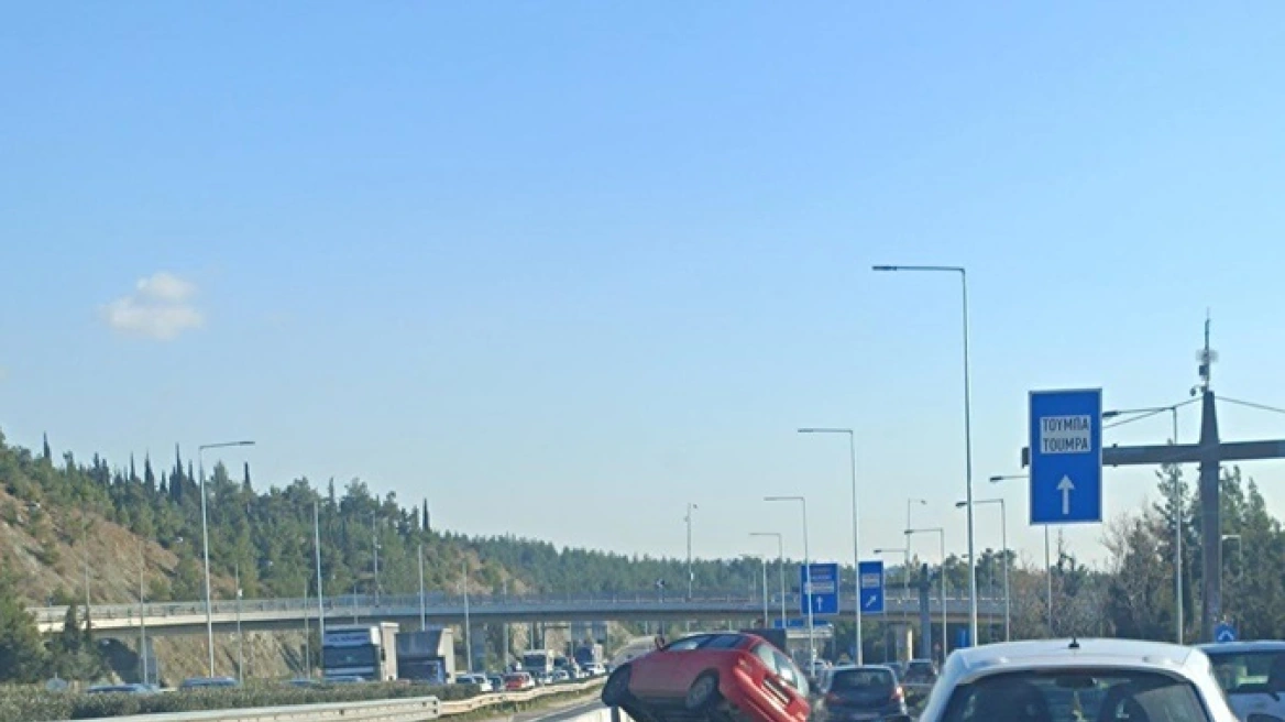 ΙΧ εξετράπη της πορείας του και καβάλησε το στηθαίο