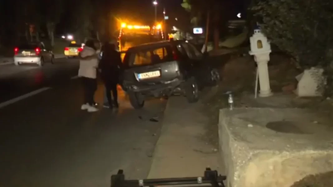 ΙΧ κατέληξε στο πεζοδρόμιο μετά από σύγκρουση με άλλο όχημα