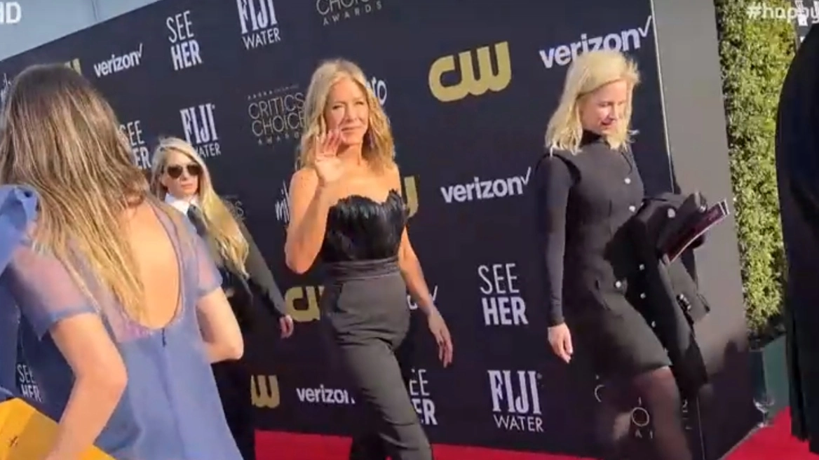 Τζένιφερ Άνιστον: Μίλησε στα ελληνικά στο κόκκινο χαλί των Critics Choice Awards