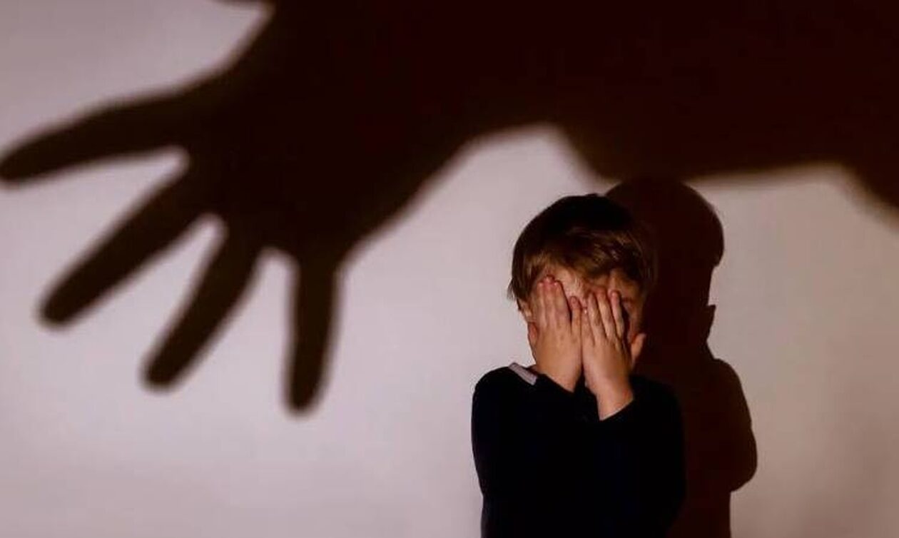 Πατέρας επιτέθηκε στον ανήλικο γιο του μπροστά στα μάτια των υπαλλήλων του