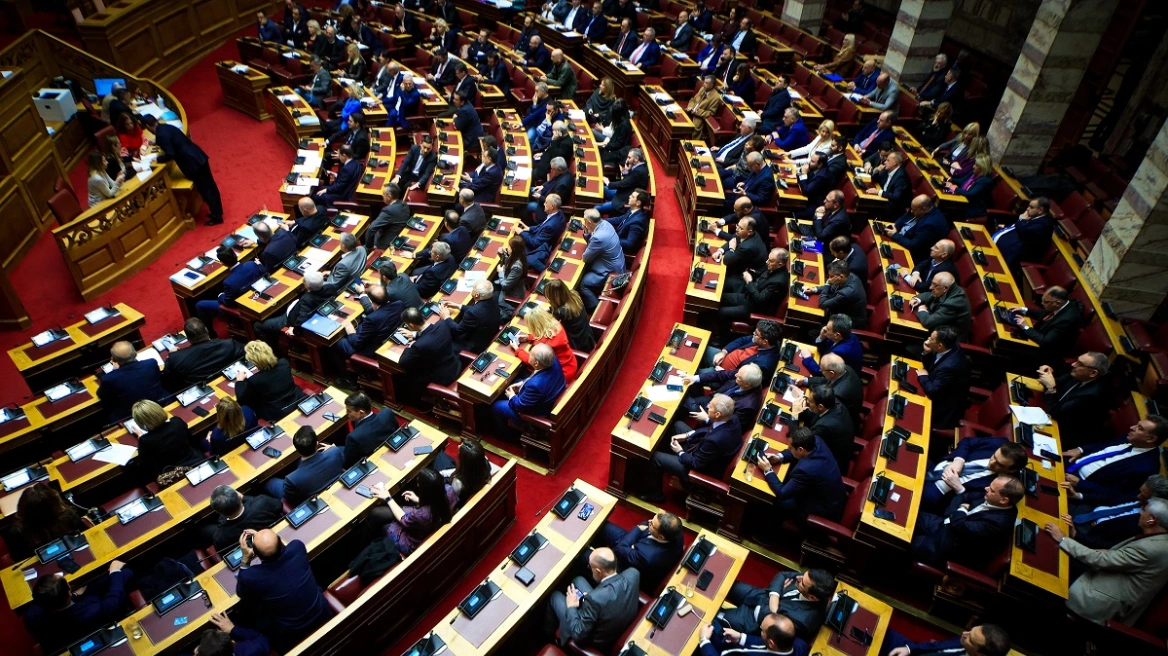 Βουλή: Αίρεται η ασυλία πέντε βουλευτών