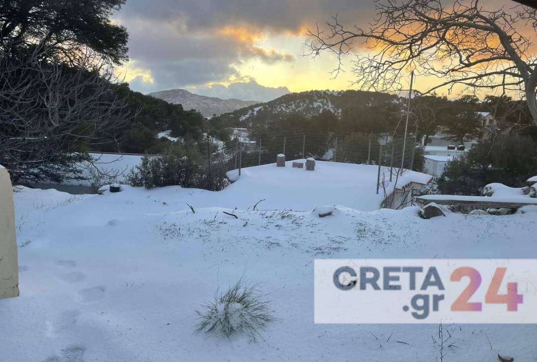 Η «Αυγή» έφερε χιόνια και σε χαμηλότερα υψόμετρα στην Κρήτη - Πώς θα κινηθεί η κακοκαιρία τις επόμενες ώρες (εικόνες)