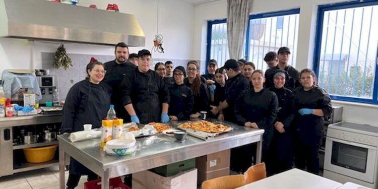 Έκοψαν την πίτα τους στα ΕΕΕΚ Ηρακλείου με την συνδρομή του τμήματος μαγείρων του 1ου ΔΙΕΚ