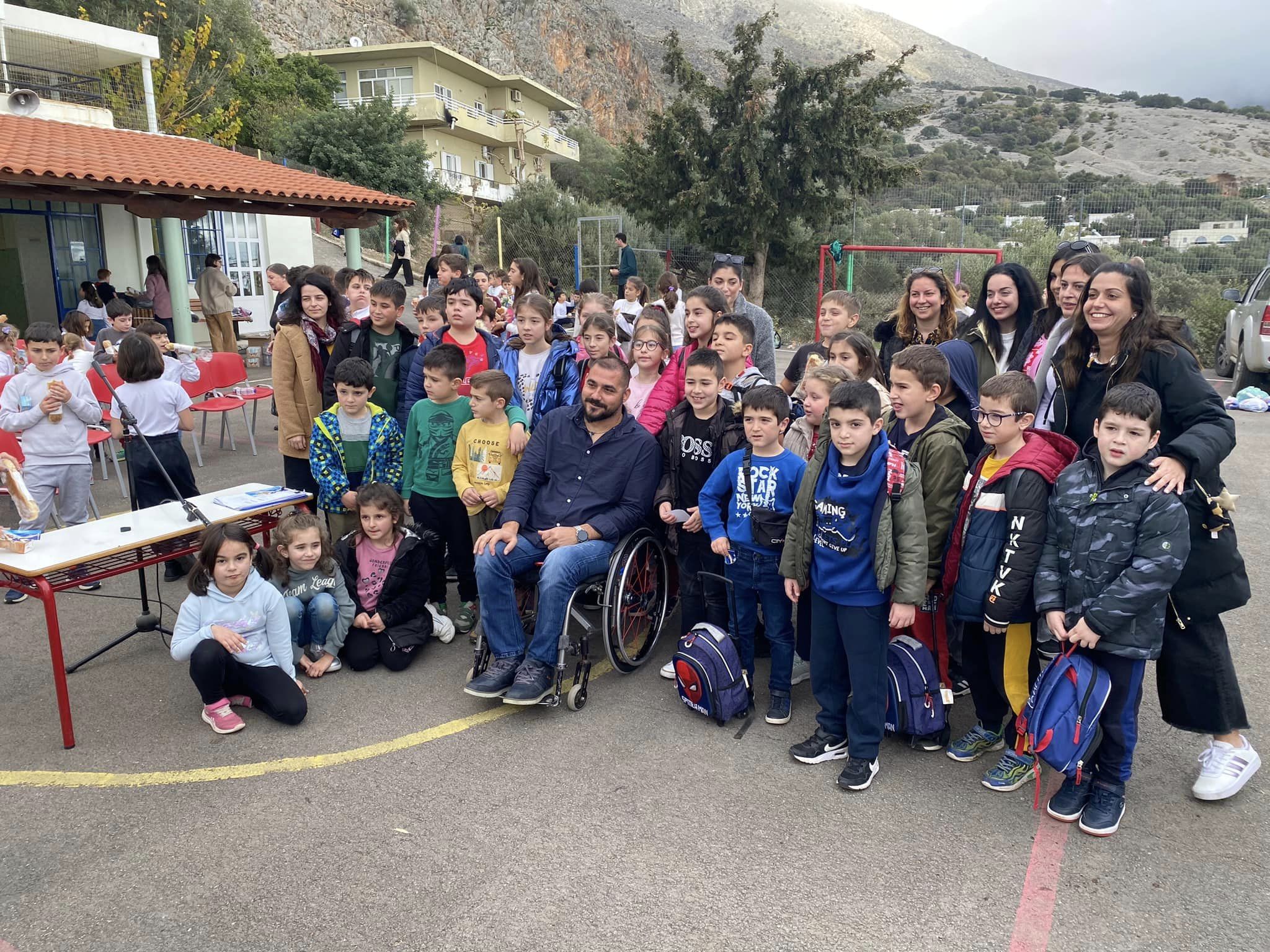 Επίσκεψη του Μανώλη Στεφανουδάκη στο Δημοτικό Σχολείο Βουβά Σφακίων