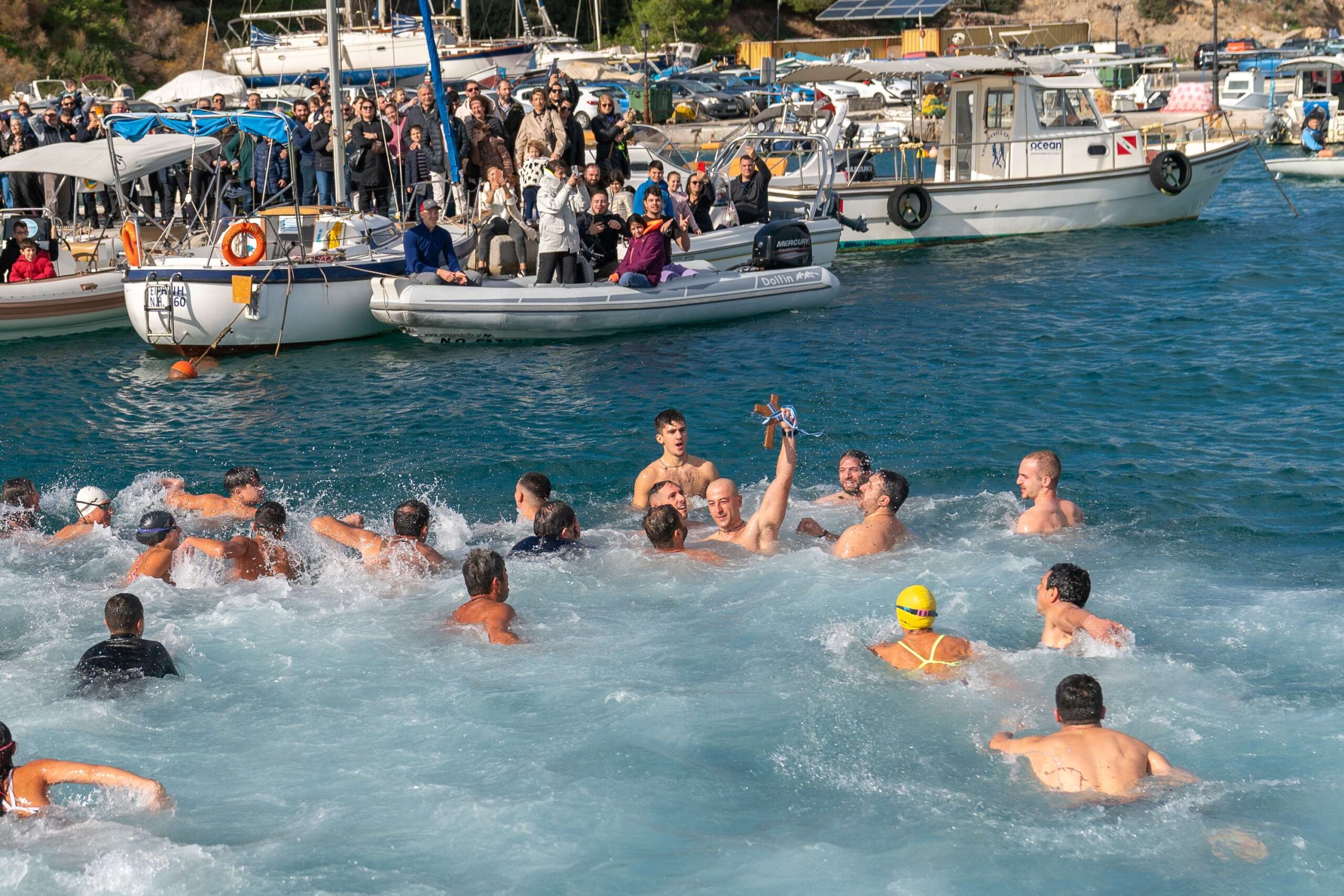 Με σύμμαχο τον καλό καιρό πλήθος κόσμου στις τελετές καθαγιασμού των υδάτων στο Μαλεβιζί