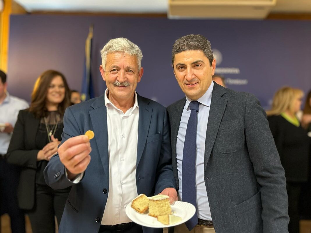 Ο τυχερός της πρωτοχρονιάτικης πίτας του ΥπΑΑΤ ο δήμαρχος του ορεινού Οροπεδίου Λασιθίου