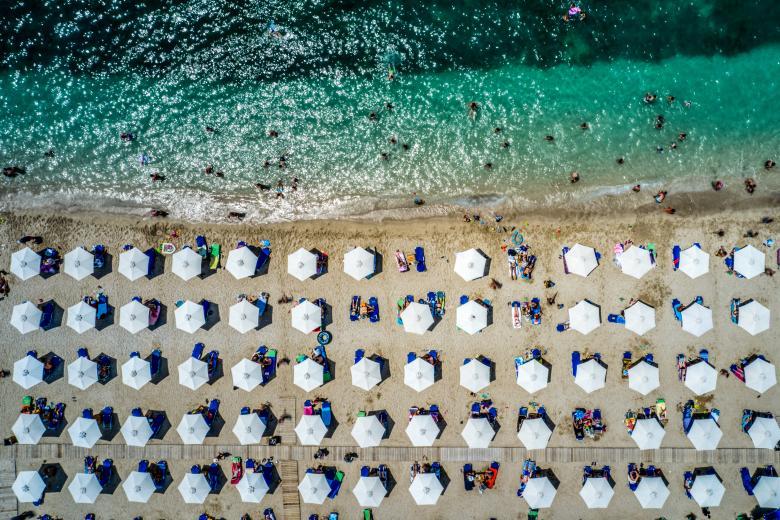 Τουρισμός: Νίκησαν κατά κράτος οι Γερμανοί τους Βρετανούς – Ήρθαν περισσότεροι και ξόδεψαν περισσότερα