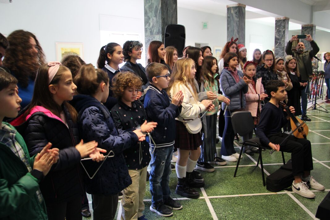 Γιορτινές μελωδίες από τα μέλη της Παιδικής και Εφηβικής Χορωδίας του Δήμου Χανίων στον Π. Σημανδηράκη
