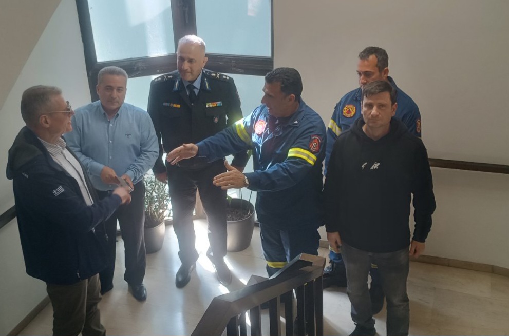 Υπόμνημα με τα αιτήματά τους επέδωσαν στον υφυπουργό Κλιματικής Κρίσης οι πυροσβέστες της Κρήτης