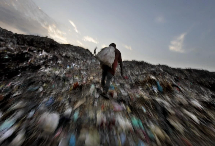 Πελώρια βουνά σκουπιδιών πάνω από το Δελχί – Εκπέμπουν καταστροφικό μεθάνιο
