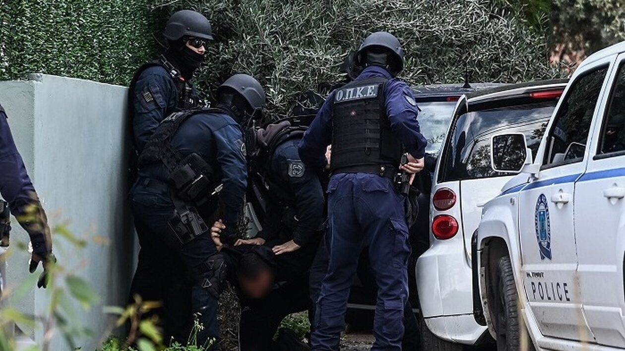 Στη φυλακή το πρώην μέλος των «Πυρήνων»: Ελεύθεροι οι ΟΥΚάδες- Κατασχέθηκαν 11 κινητά, 4 υπολογιστές