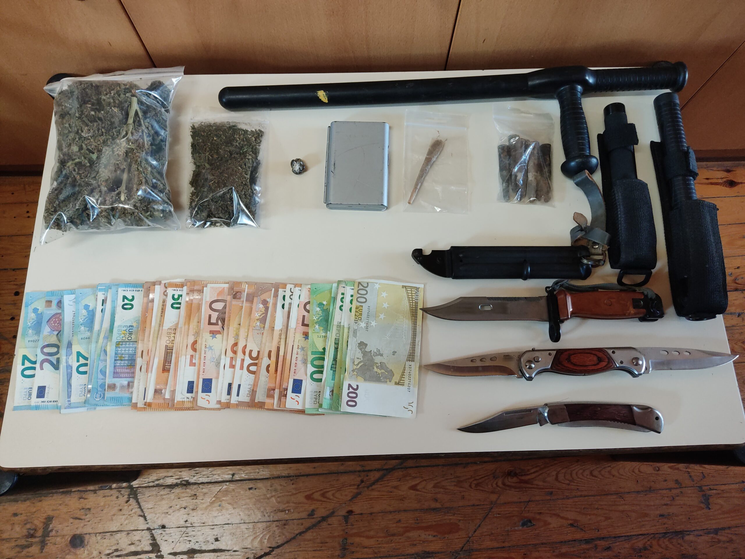 Κρήτη: Του πέρασαν χειροπέδες για όπλα και κάνναβη