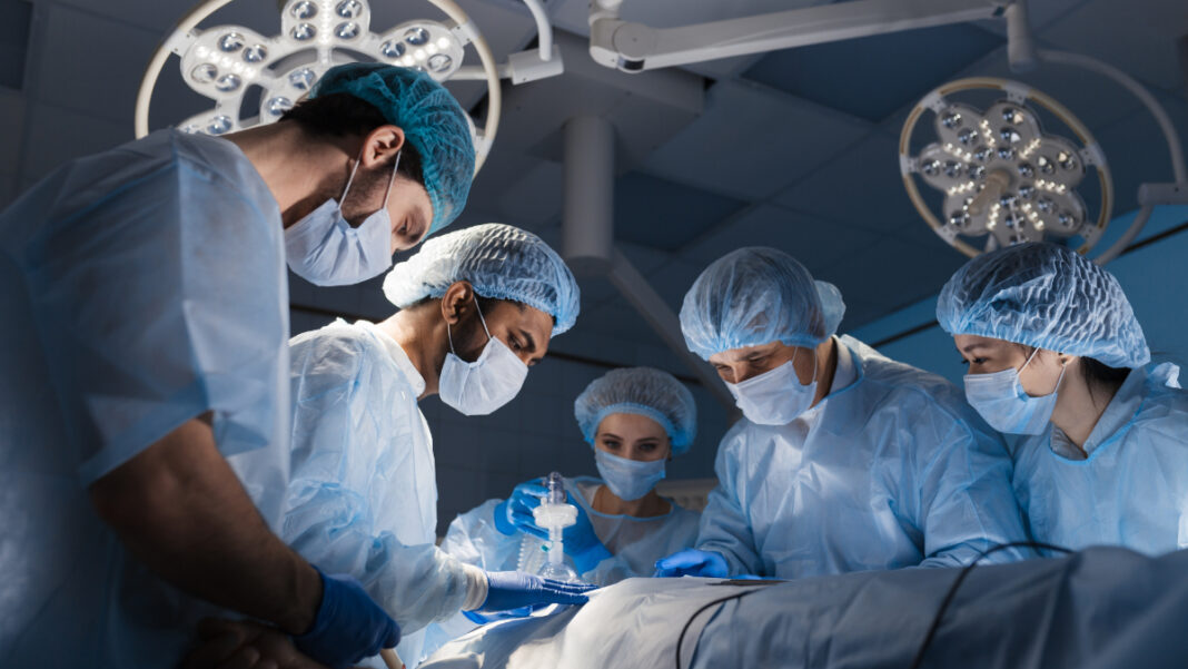 ΕΣΥ – Χειρουργεία: Γιατί αντιδρούν οι εργαζόμενοι στις μετακινήσεις αναισθησιολόγων