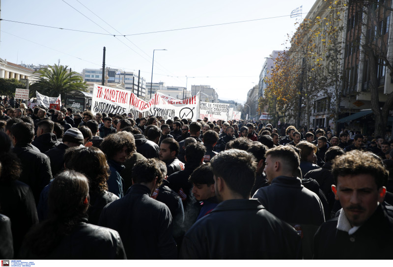 Επεισόδια μετά το συλλαλητήριο στο κέντρο της Αθήνας - Μολότοφ και φωτιές σε κάδους απορριμάτων