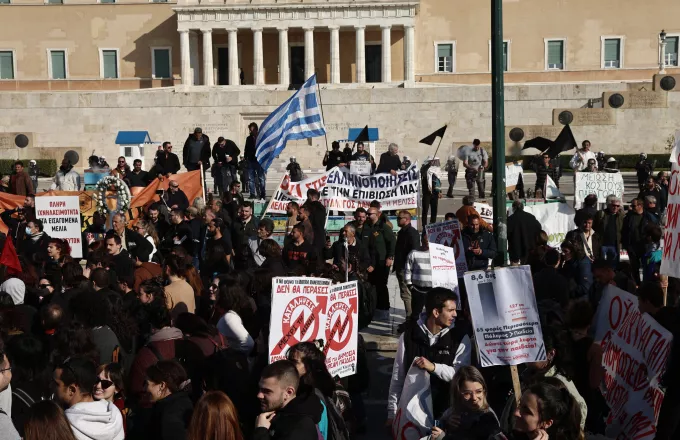 Σε εξέλιξη το πανεκπαιδευτικό συλλαλητήριο στο κέντρο της Αθήνας - Στη Βουλή και οι μελισσοκόμοι