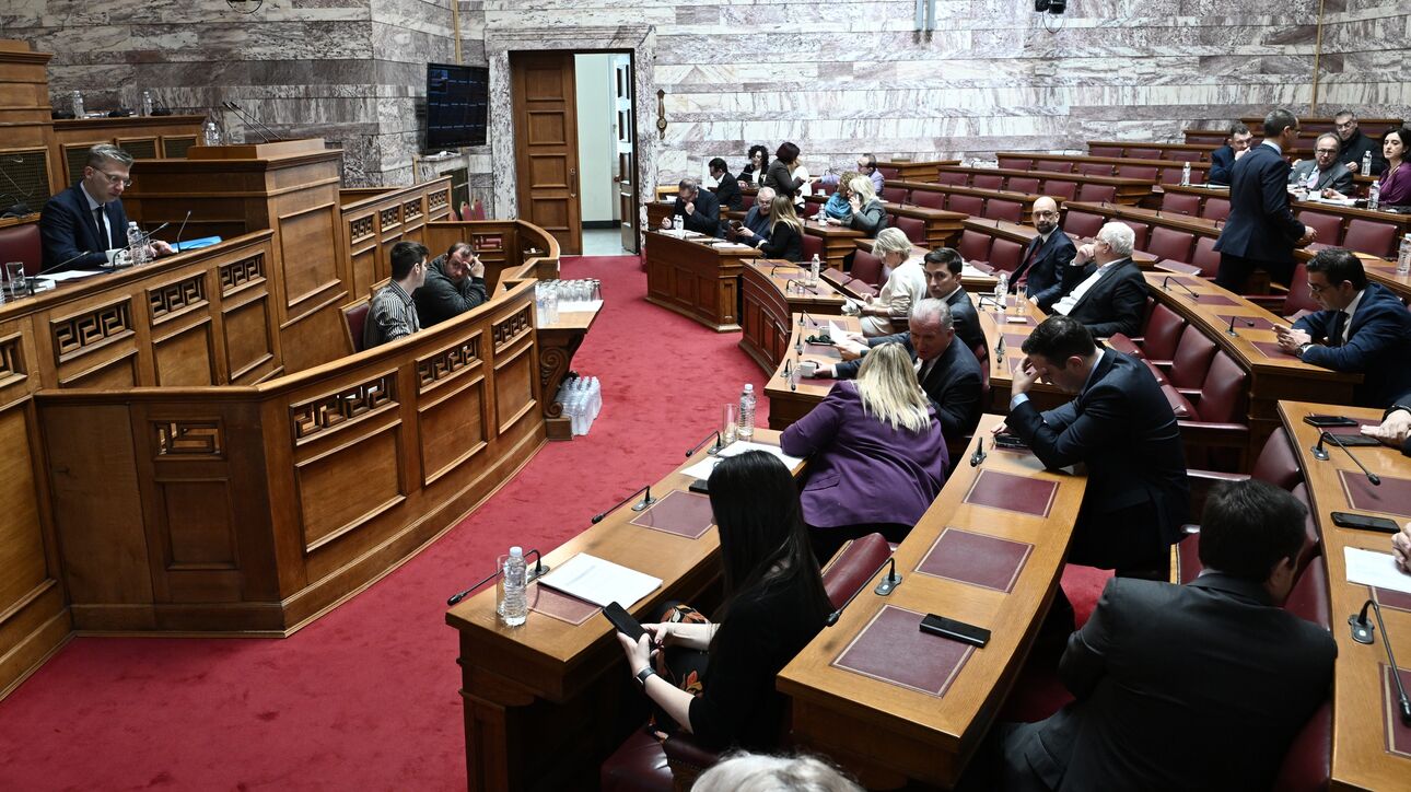 Ομόφυλα ζευγάρια: Εν μέσω αντιδράσεων η πρώτη μέρα συζήτησης στη Βουλή