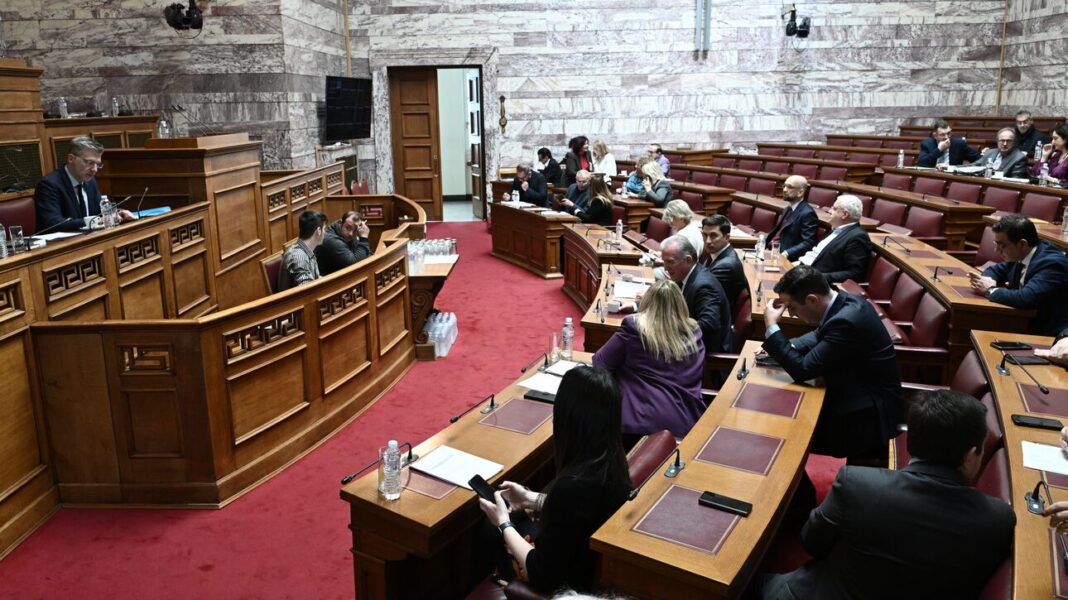 Ομόφυλα ζευγάρια: Αποκλείστηκε η Ιερά Σύνοδος από τη συζήτηση του νομοσχεδίου