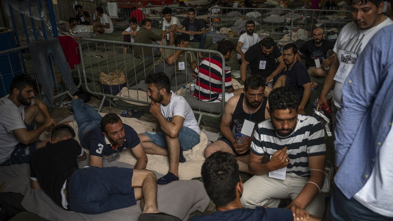 Υπ. Μετανάστευσης και Ασύλου: Τι προβλέπει το νομοσχέδιο για τη νόμιμη μετανάστευση