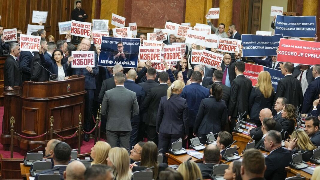 Σερβία: Ένταση και αστυνομικός κλοιός κατά την επίσημη πρώτη της σερβικής βουλής