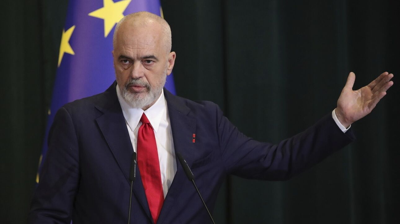 Αλβανία: Μολότοφ, πέτρες και καπνογόνα μπροστά στο γραφείο του Ράμα στα Τίρανα