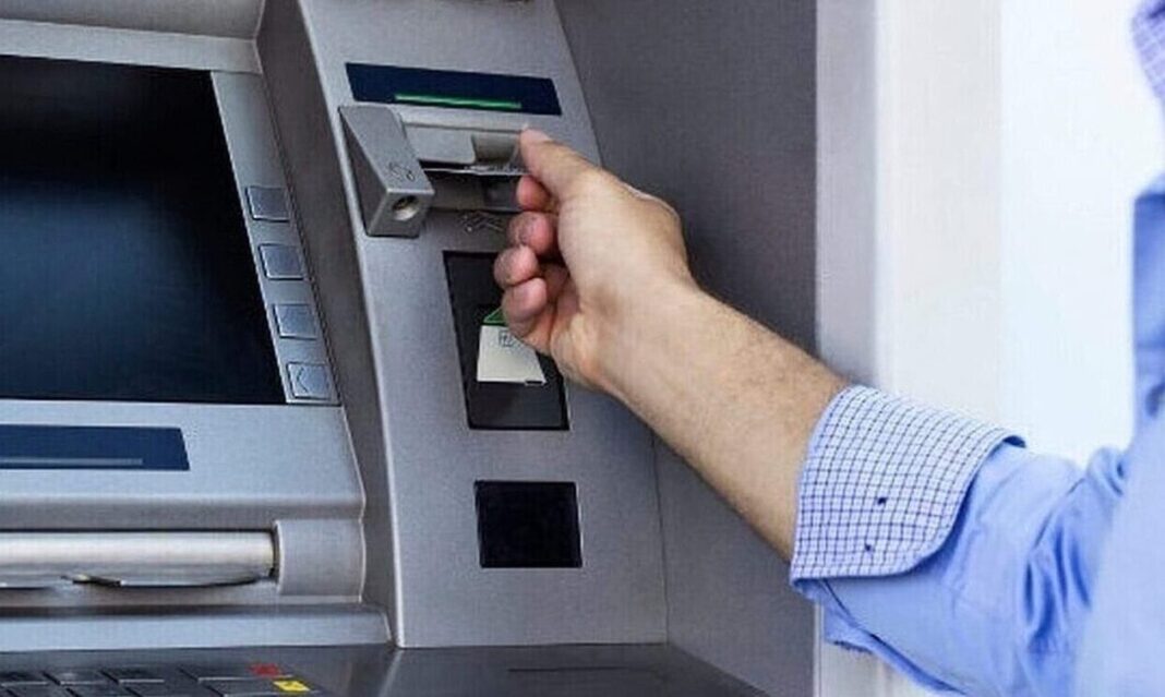 Τράπεζες: Ξεκινάει το μηνιαίο χαράτσι στις καταθέσεις μας – Πόσα χρήματα θα μας παίρνουν