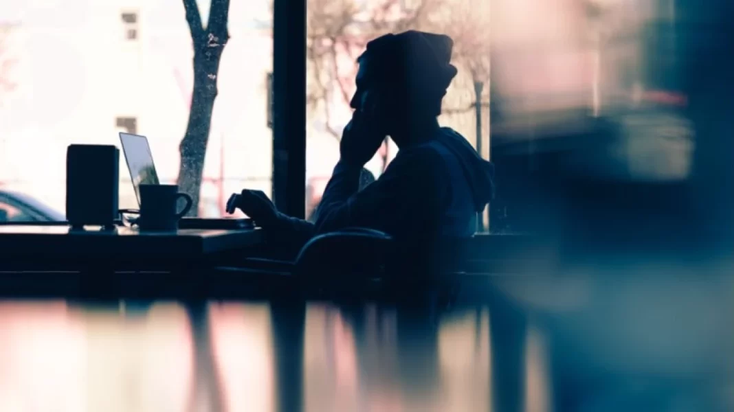 Πλήρωσε 6.000 ευρώ σε αλλοδαπή που παρίστανε την ερωτευμένη