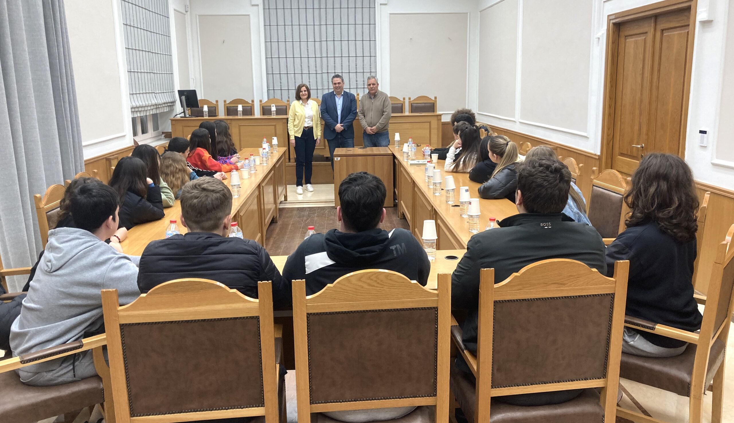 Επίσκεψη μαθητών-τριών γυμνασίου στη Περιφέρεια για την λειτουργία του θεσμού της Αυτοδιοίκησης δεύτερου βαθμού