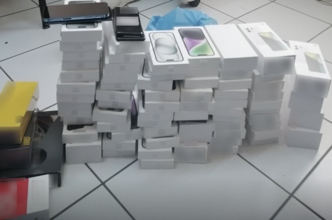 Άρπαξαν κινητά αξίας 80.000 ευρώ και διέφυγαν με κλεμμένο Ι.Χ.