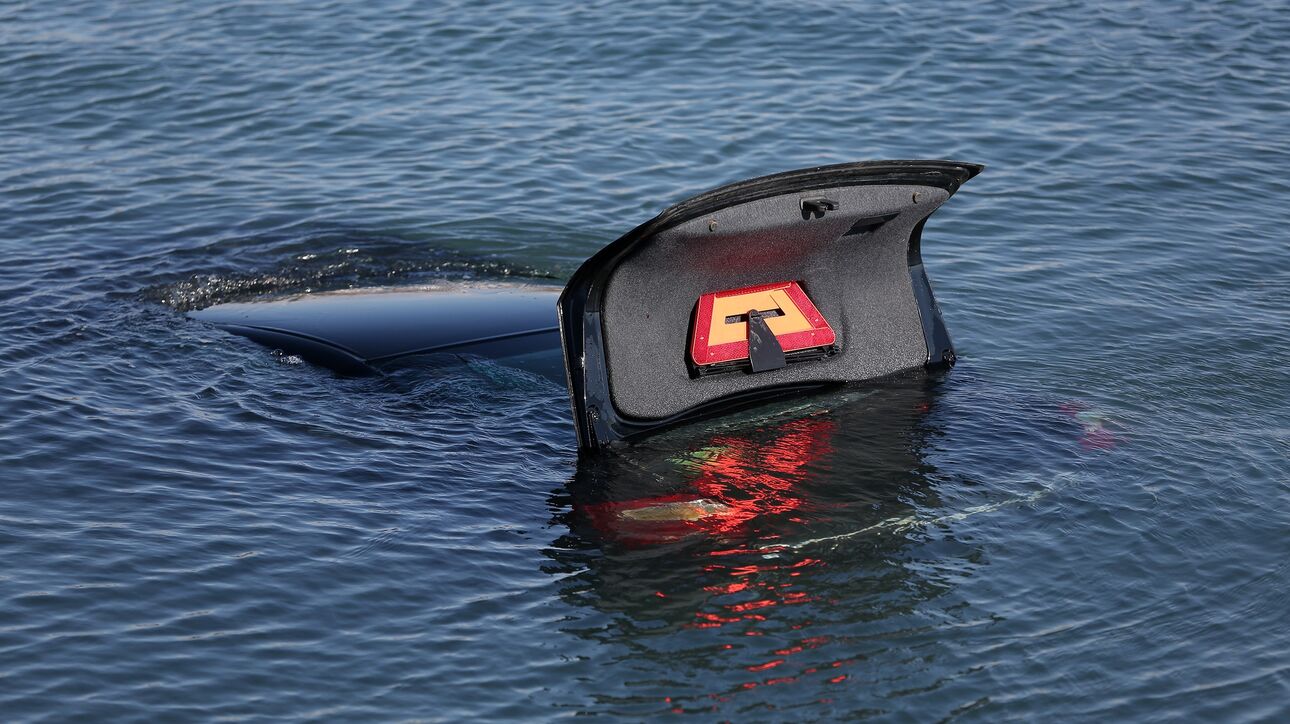 Νεκρός ο οδηγός που έπεσε με το όχημά του στο λιμάνι