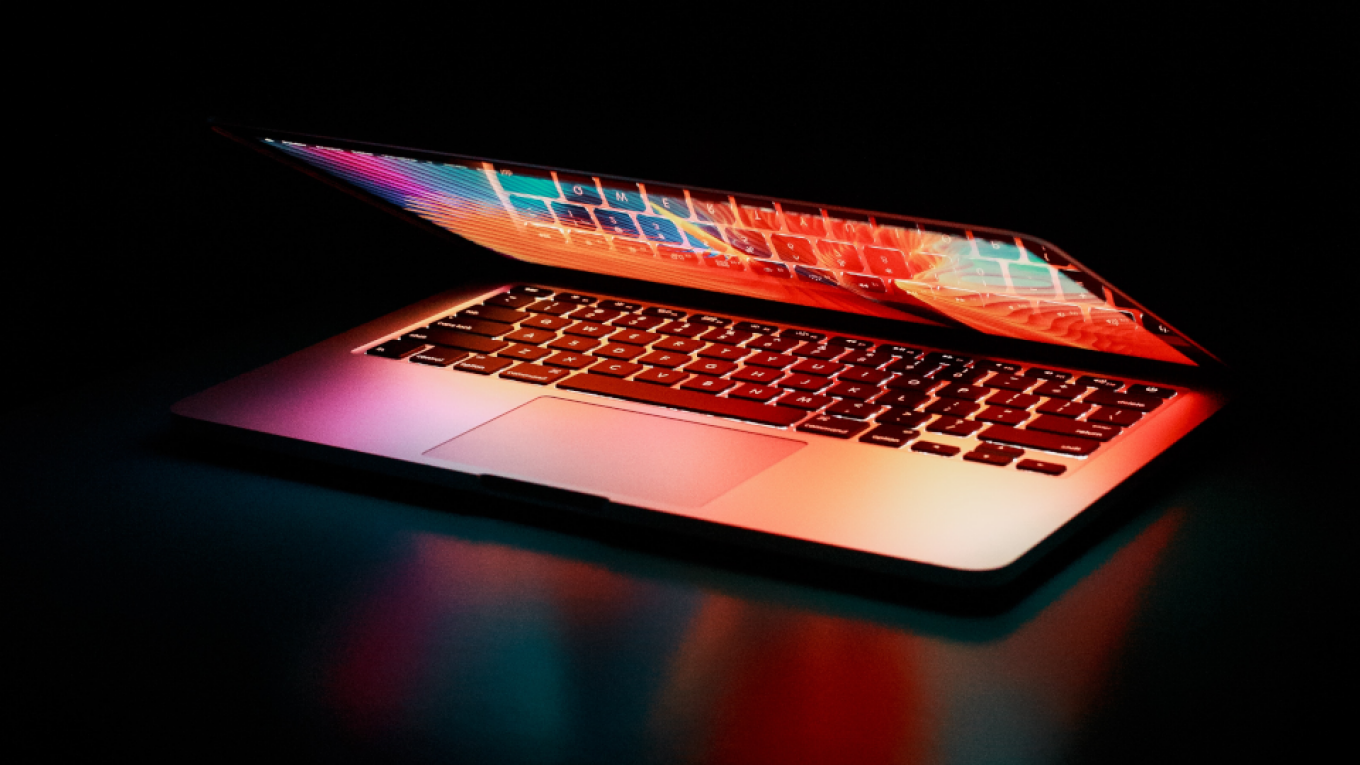 Αγόρασε λάπτοπ και του έστειλαν παλιά και άχρηστα αντικείμενα