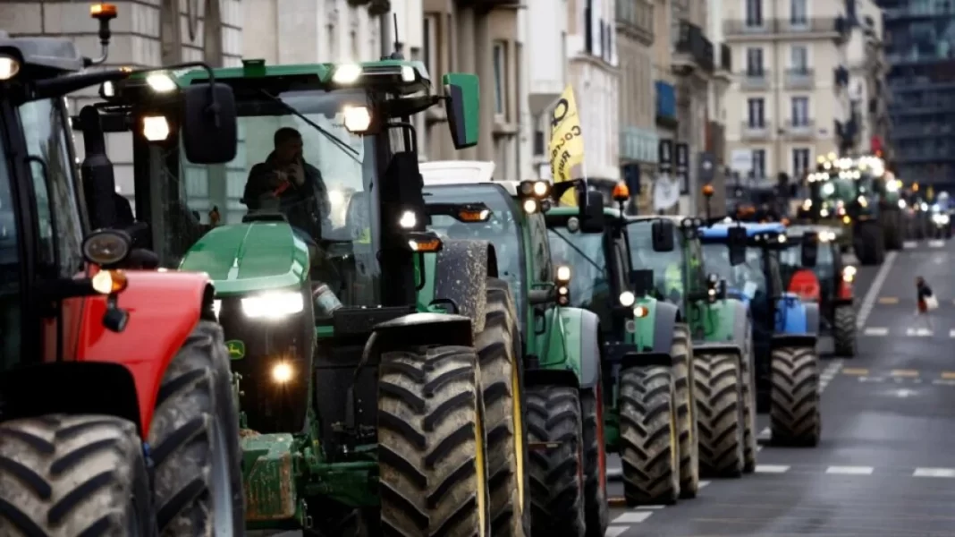 Αγρότες: Συνεχίζονται οι κινητοποιήσεις στην Ευρώπη - Απέκλεισαν τα σύνορα Ολλανδίας-Βελγίου