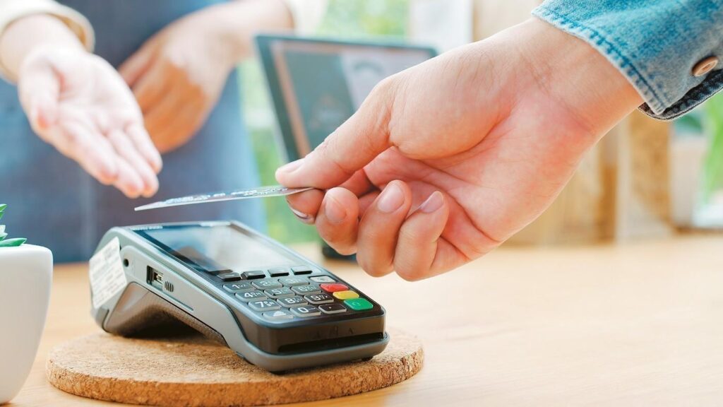 Κυρώσεις σε εταιρίες ταμειακών μηχανών και POS για μη αναβάθμιση των λογισμικών