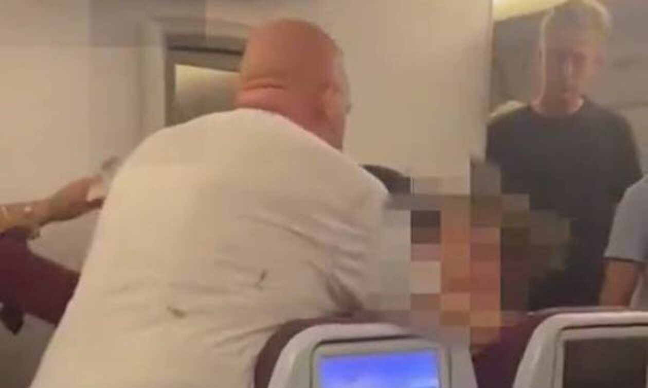 Πανικός σε πτήση προς Λονδίνο: Επιβάτης σε αμόκ γρονθοκόπησε αεροσυνοδό και έσπαγε αντικείμενα