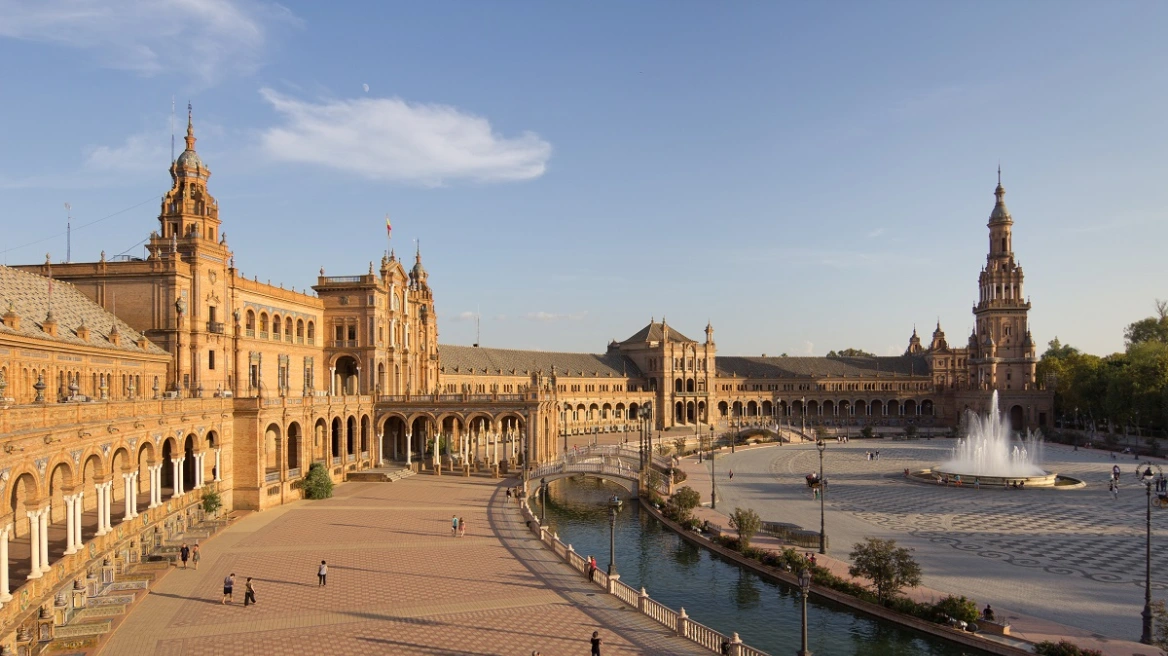 Ισπανία: Εισιτήριο στους τουρίστες που θέλουν να επισκεφτούν την Plaza de Espana θέλει να βάλει ο δήμος Σεβίλλης