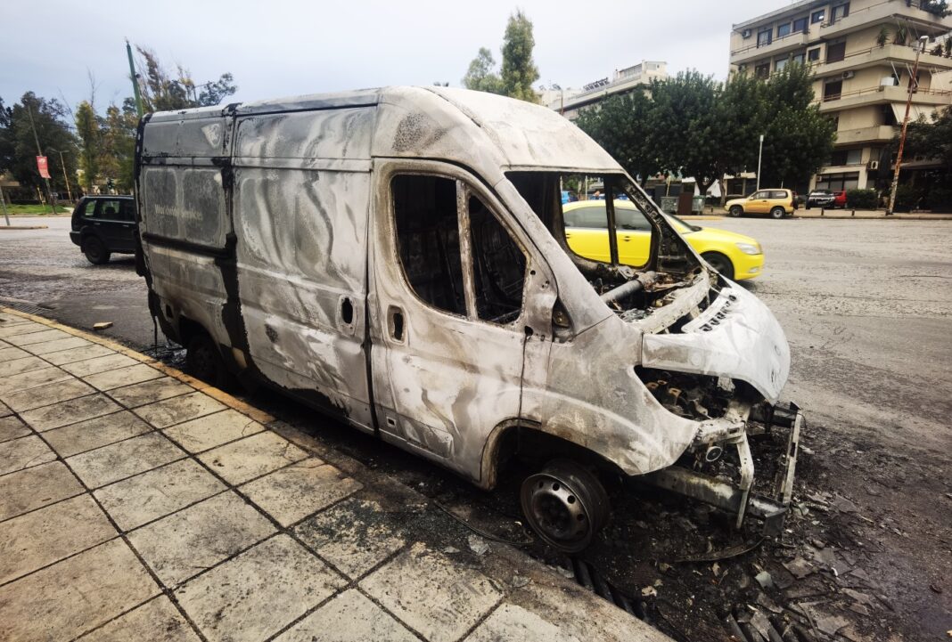 Νεαροί έκαψαν αυτοκίνητα στην Πανεπιστημιούπολη