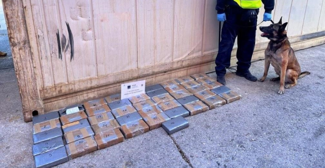 ΑΑΔΕ: Βρήκαν κοκαΐνη αξίας 2,8 εκατ. ευρώ σε container με μπανάνες από το Εκουαδόρ με τελικό προορισμό τον Πειραιά