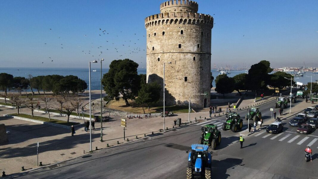 Αγροτικά μπλόκα στη Θεσσαλονίκη – Την Τρίτη κρίνεται το μέλλον των κινητοποιήσεων