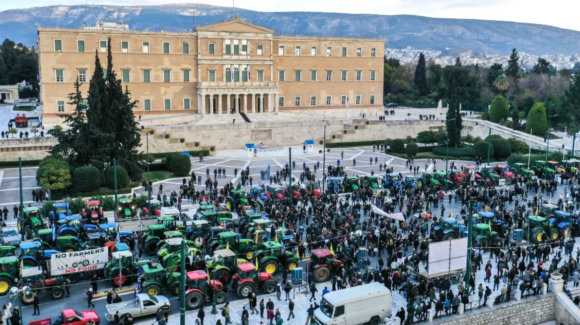 Πάνω από 120 τρακτέρ «όργωσαν» το Σύνταγμα – Φεύγουν στις 11 οι αγρότες