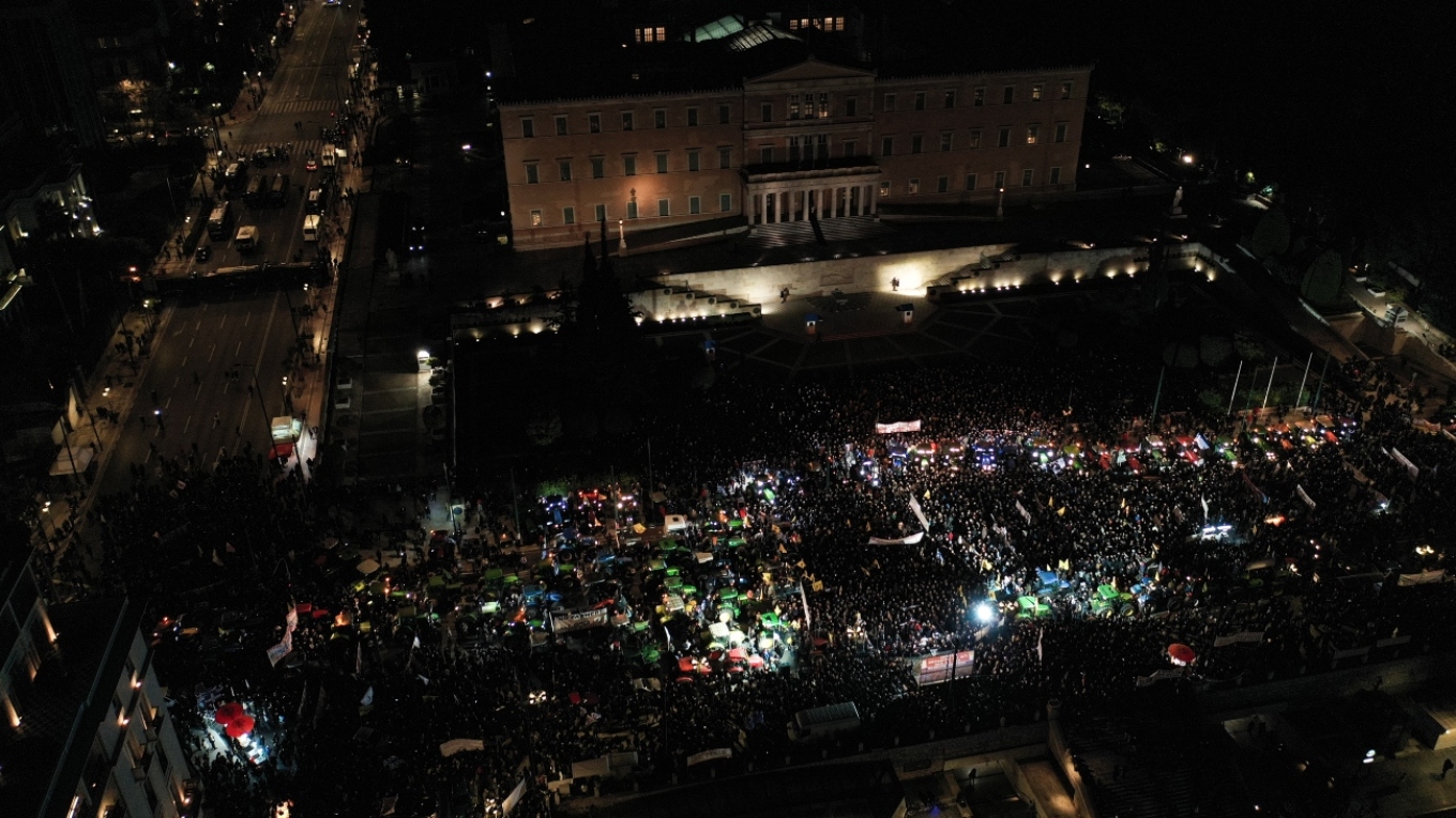 Ολοκληρώθηκε το αγροτικό συλλαλητήριο – Ολονυχτία στο Σύνταγμα με τα τρακτέρ